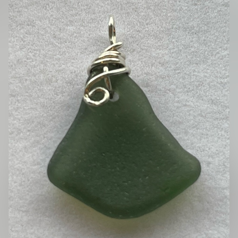 Whale Tail Green 925. Sterling Silver Sea Glass pendent - Picture 5 of 6